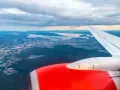 Widok z samolotu na Oslo i okoliczne fiordy, z widocznym skrzydłem i silnikiem.