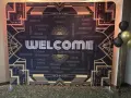Tło w stylu lat 20. z napisem "WELCOME" i złotymi balonami.