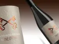 Comment reconnaître un bon vin par sa bouteille : une étiquette texturée avec des clés dorées et le texte "Visiblement différent by INES&SENS".