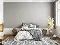 Dormitorio acogedor con chimenea encendida. El gris claro de la pared combina con blanco, negro y tonos tierra, creando un ambiente sereno.