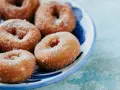 Rosquillas de Semana Santa espolvoreadas con azúcar, listas para disfrutar en familia.