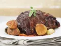 Jugosa carne asada con castañas y hierbas, perfecta para tus recetas con carne.