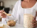 Mujer preparando un desayuno saludable. La avena es antiinflamatoria y perfecta para empezar el día con energía.