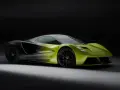 Limitowana seria Lotus Evija w jaskrawej zieleni i czerni, z aerodynamicznymi liniami, gotowa do podboju toru.