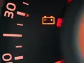 Spia della batteria accesa, un segnale che la batteria quasi scarica potrebbe lasciare a piedi.