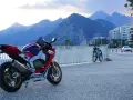 Sportowy motocykl Honda i dwa rowery na tle gór. Wyobraź sobie podróż po **tajlandii północnej** na tym sprzęcie.