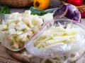 Gefrorene Kohlrabi-Würfel und -Stifte in Gefrierbeuteln und einer Schüssel. Perfekt zum Kohlrabi einfrieren für später.