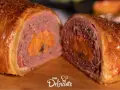 Un delicioso pastel de carne tradicional, horneado en masa dorada y relleno de zanahorias.