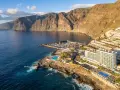 Widok na klify Los Gigantes i kurort z basenami. Czy na Teneryfie jest teraz bezpiecznie? Tak, to popularny i bezpieczny kierunek turystyczny.