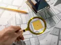 Szukasz sposobu, jak znaleźć właściciela działki za darmo? Mapa ewidencyjna, lupa i ołówek pomogą Ci w tym zadaniu.