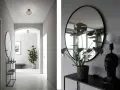 Snygg spegel hall inspiration med en stor rund spegel, en Monstera-växt och en unik lampa.