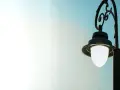 Stary słup oświetleniowy z ozdobnym elementem. Czy taki słup oświetleniowy wymaga pozwolenia na budowę?
