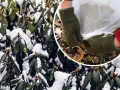 Zimowy rododendron okrywany na zimę. Zielone liście i pąki pokryte śniegiem, a dłonie w rękawiczkach zabezpieczają roślinę.