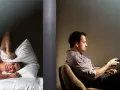 Hombre en cama tapa oídos con almohada, sufriendo por vecinos ruidosos. Al otro lado, otro hombre ve TV.