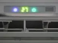 Aire acondicionado a 27 grados en verano. El indicador muestra un copo de nieve, la temperatura y el botón de encendido.