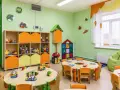 Kolorowy żłobek z zabawkami i stolikami. Czy żłobek jest płatny? To zależy od placówki, ale tutaj dzieci bawią się wesoło.