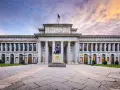 Przed imponującym muzeum sztuki w Madrycie, z rzeźbą artysty na czele, rozciąga się kamienny plac.