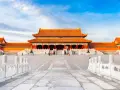 La Cité Interdite, un des 100 plus beaux monuments du monde, sous un ciel bleu éclatant.