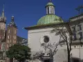 Kraków: Bazylika Mariacka i kaplica św. Klemensa, najstarszy kościół w Krakowie, pod błękitnym niebem.