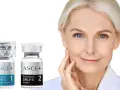 Piękna kobieta z delikatnymi zmarszczkami, obok niej dwa flakoniki z produktem ASCE+ Derma Signal SRLV-S, zawierającym egzosomy.