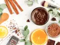 Zutaten für DIY-Kosmetik: Schokomaske, Kakao, Orange, Zitrone, Zimt, Eukalyptus.
