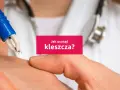 Usuwanie kleszcza pęsetą z ludzkiej skóry.