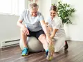 Rehabilitacja ambulatoryjna: Co to? Jak skorzystać na NFZ i prywatnie?