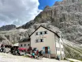 Escursioni alle volpi del Vajolet: un rifugio accogliente ai piedi delle maestose montagne.