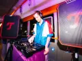 DJ legt auf, während im Hintergrund eine **classical music playlist** läuft. Bunte Lichter und Lautsprecher schaffen eine einzigartige Atmosphäre.