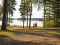 Ett par promenerar hand i hand vid en sjö, en idyllisk plats som påminner om det första camp ansia.
