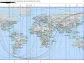 Mapa świata z liniami aspektów horoskopu urodzeniowego, pokazująca powiązania między miejscami narodzin a planetami.