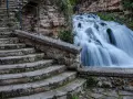 Escaleras de piedra desgastada conducen a las impresionantes trillo cascadas, con agua blanca cayendo en cascada sobre rocas cubiertas de musgo.