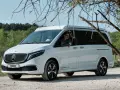 Vit eldriven husbil från Tonke parkerad på grusväg. En man med solglasögon sitter bakom ratten.