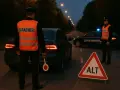 Carabinieri in alta visibilità fermano il traffico con un segnale di "ALT", applicando l'articolo 12 del codice della strada.