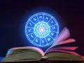 Otwarta księga, z której unosi się neonowy zodiak. Wskazuje na tajemnice i intuicję, jakby neptun w 6 domu odsłaniał codzienne przeznaczenie.