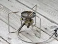 Soto Stormbreaker Campingkocher auf Holzoberfläche. Kompakt und robust für Outdoor-Abenteuer.