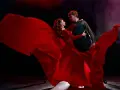 Tancerze w czerwieniach, w wirze sukni, tworzą emocjonujący performance. To sztuka ruchu, która porusza.