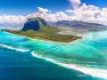 Majestatyczna góra Le Morne Brabant na Mauritiusie, otoczona turkusową wodą. Idealna pogoda na lipiec, słońce i błękitne niebo.