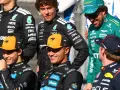 Pilotos de motoristas F1 2026, con Fernando Alonso sonriendo, junto a otros pilotos de McLaren y Mercedes.