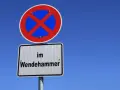 Verkehrsschild: Absolutes Halteverbot im Wendehammer. Kein Parken erlaubt.