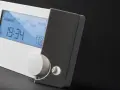 Cronotermostato cos'è? Un dispositivo digitale bianco con display blu che mostra ora, temperatura e programmazione.