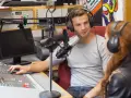 Mann und Frau mit Kopfhörern im Tonstudio, ein Beispiel für spannende Jobs in der Musikindustrie.