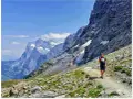 Wędrowiec na szlaku w Alpach, które kraje oferują takie widoki? Szwajcaria, Francja, Włochy.