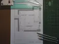 Ritprogram hus med linjal och pennor. En detaljerad planritning av ett hus visas, med mått och nivåer angivna.