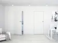 Minimalistyczne wnętrze z drzwiami Sara Eco. Jasna sofa, stół z krzesłami i obraz na ścianie.