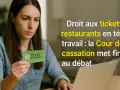 Une femme tient un ticket restaurant devant son ordinateur, illustrant le droit aux tickets restaurant en télétravail.