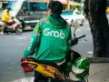 Fahrer mit Grab-Jacke wartet auf seine nächste Fahrt in Vietnam.