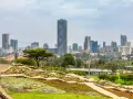 Kwiatowe tarasy i nowoczesne wieżowce tworzą malowniczy krajobraz Addis Abeby.