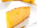 Una fetta di torta soffice e dorata, spolverata di zucchero a velo. Perfetta per una torta facile e veloce da preparare.