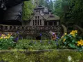 Kamienny domek w otoczeniu skał i zieleni, jak z bajki. To urokliwa Szwajcaria Czeska, gdzie natura splata się z architekturą.